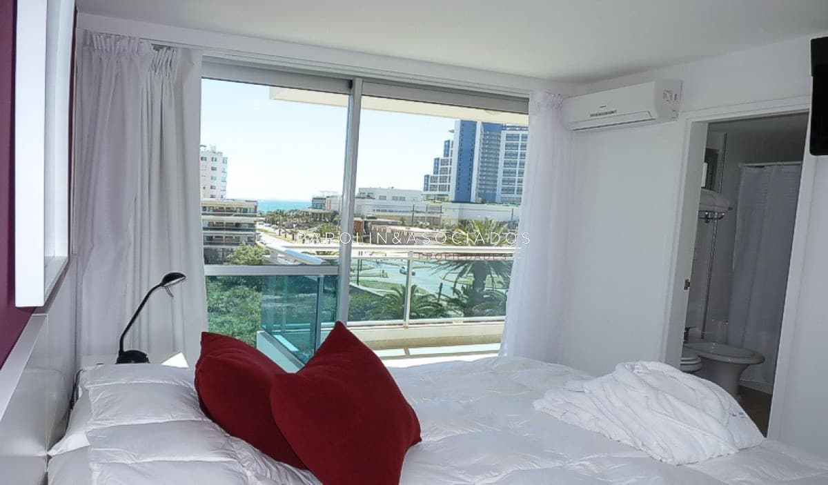 Apartamento en venta de 2 dormitorios en Punta del Este.