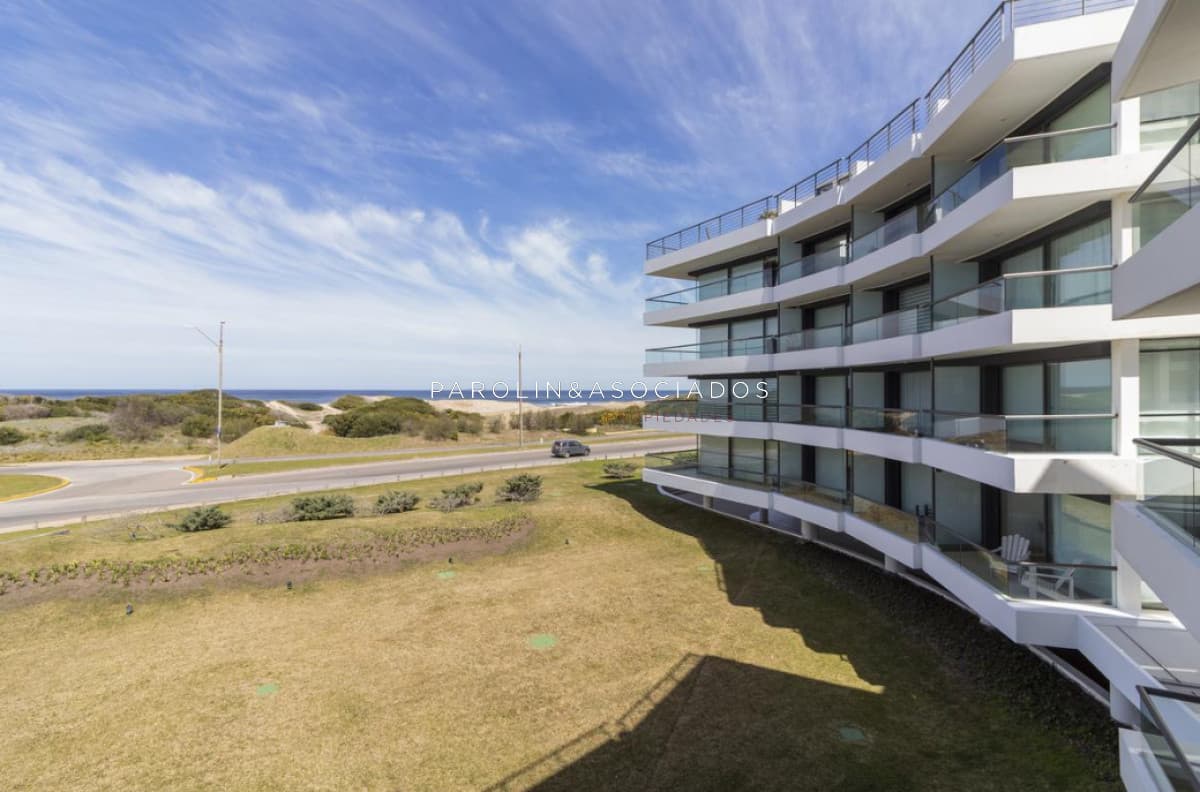 Departamento en venta de 3 Dormitorios en edificio Blue Bird, Punta del Este