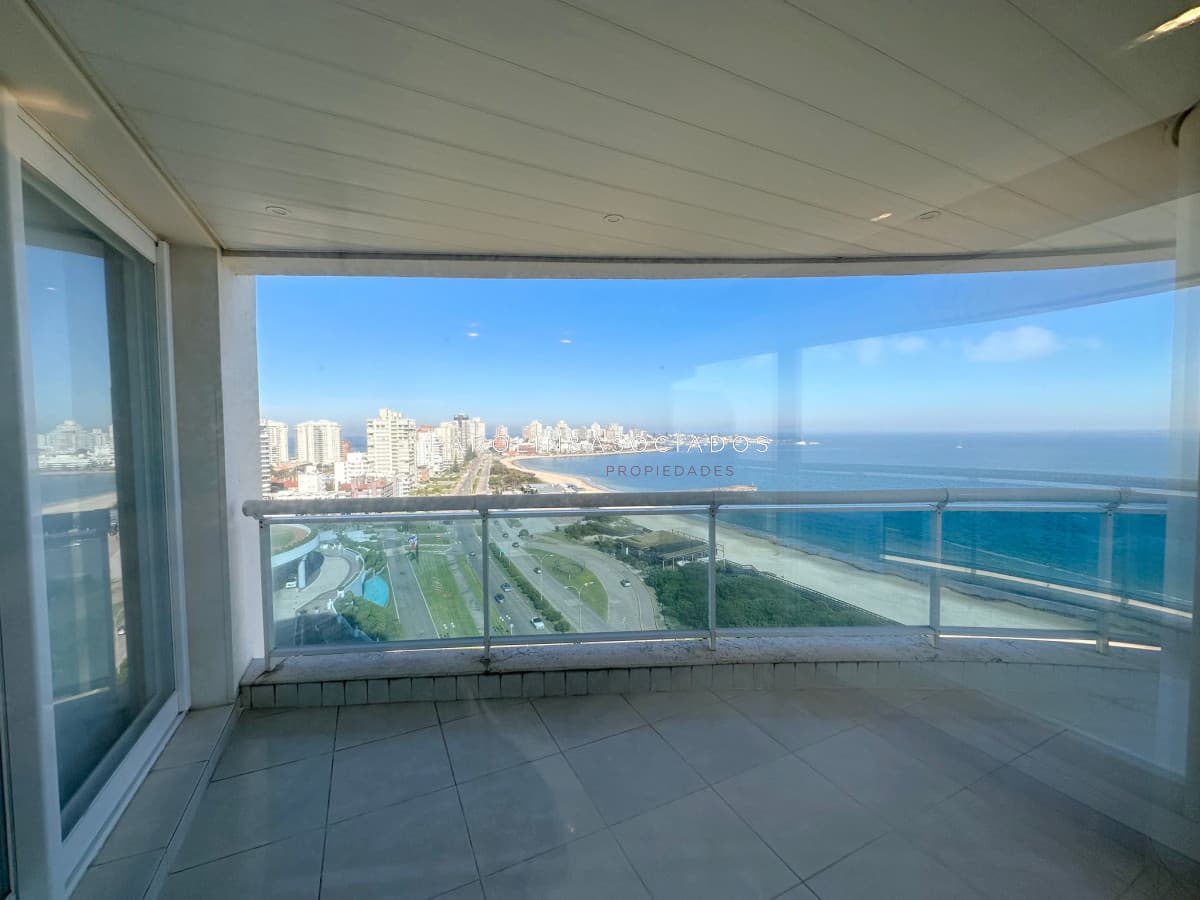 Apartamento de 3 dormitorios en suite, en Torre Millenium con vista a la mansa. Punta del Este