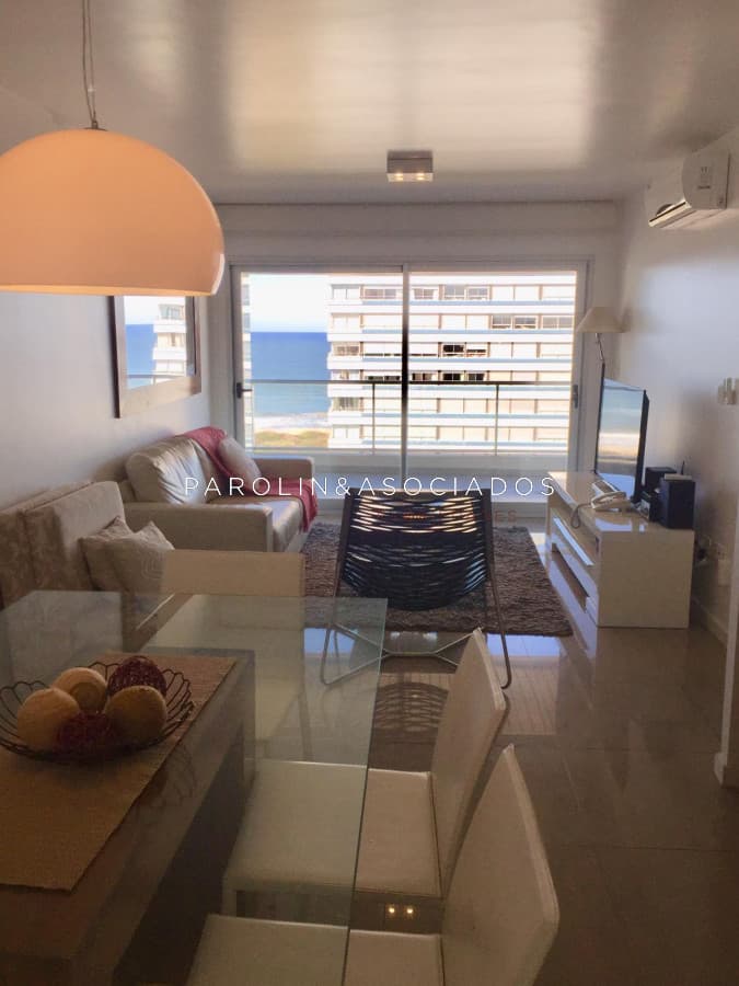 Excelente apartamento en venta de 2 dormitorios en Punta del Este.
