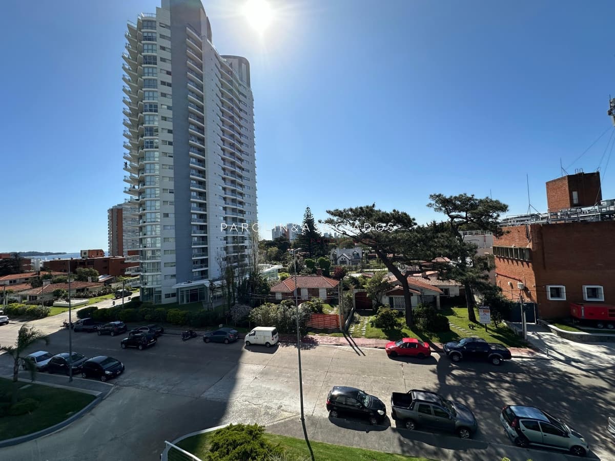 Apartamento en venta de 2 dormitorios en edificio Miami Boulevard, Punta del Este.