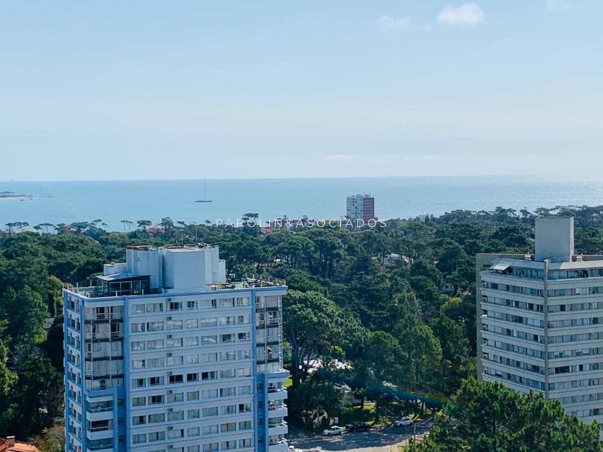 Apartamento en venta en piso alto Punta del Este.