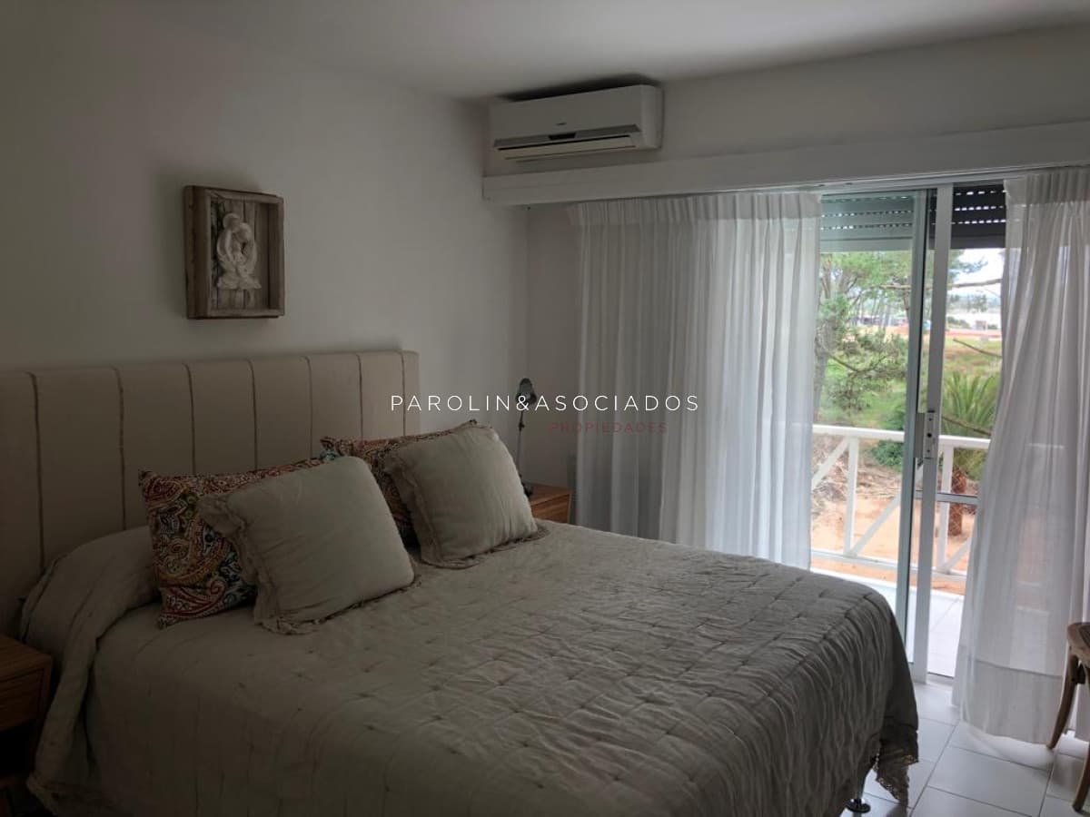 Apartamento en venta de 2 dormitorios y dependencia en Brava, Punta del Este.