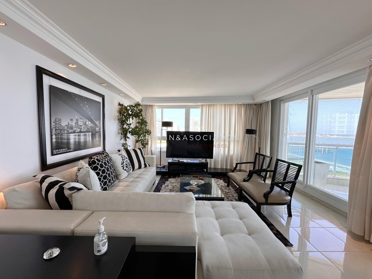Apartamento de 3 dormitorios en suite en edificio Millenium, Punta del Este.