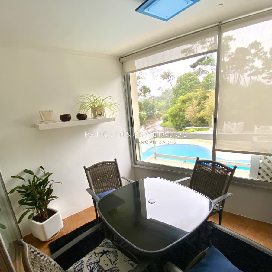 Apartamento en venta de 2 dormitorios y dependencia en Punta del Este.