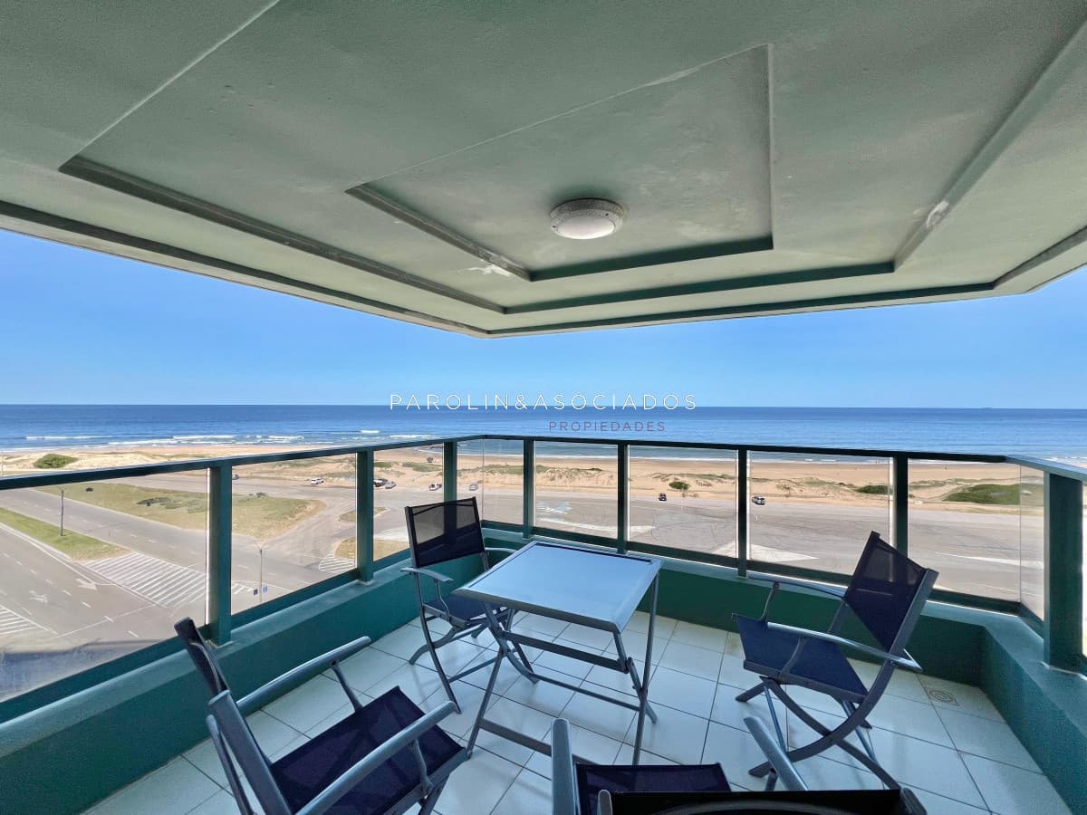 Apartamento en venta de 3 dormitorios + dependencia en edificio Martinique, Punta del Este.