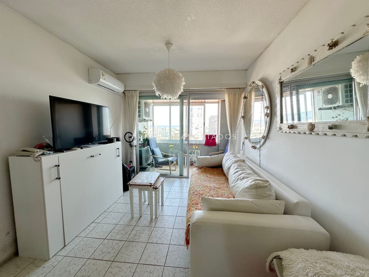 Apartamento de 1 dormitorio en venta en edificio Van Gogh, Punta del Este