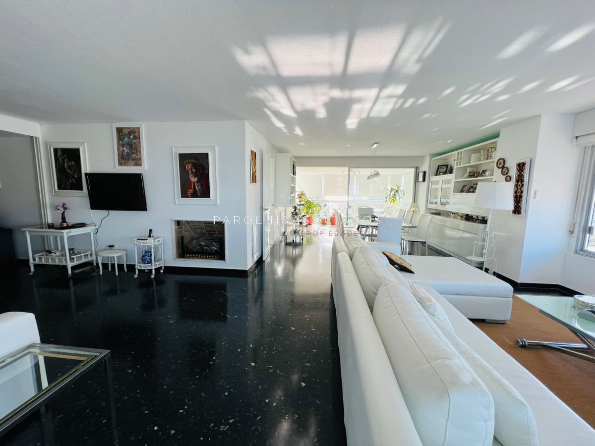 Apartamento en venta de 3 dormitorios en edificio Pez Espada, Punta del Este.