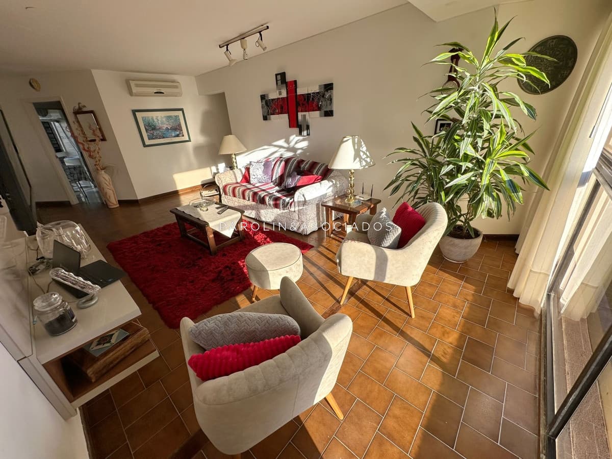 Apartamento en venta de 2 dormitorios en Torre Cristal, Punta del Este.