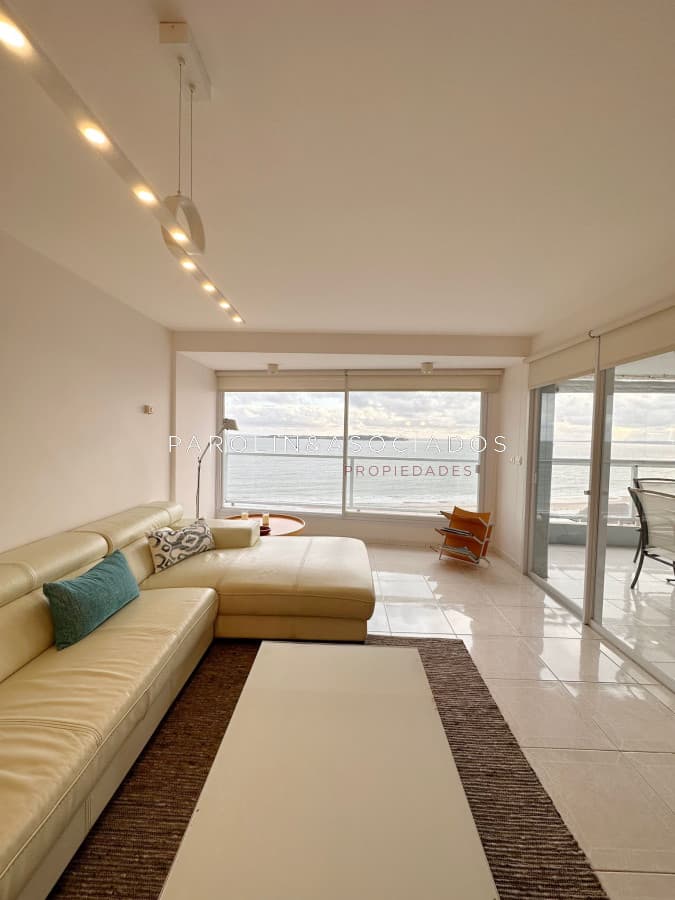Apartamento en venta de 3 dormitorios en Beverly Tower, Punta del Este.