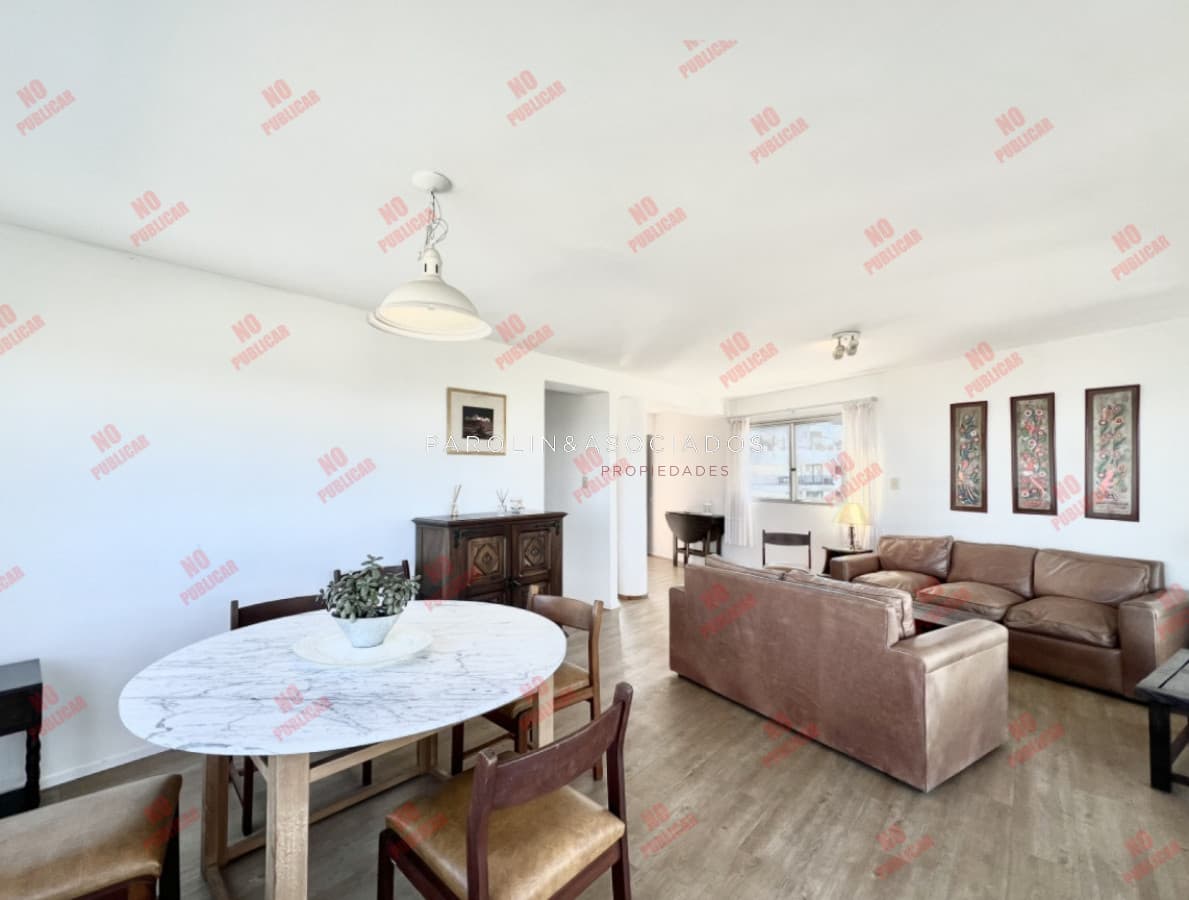 Departamento en Venta de 3 Dormitorios + dependencia en Playa Mansa, Punta del Este