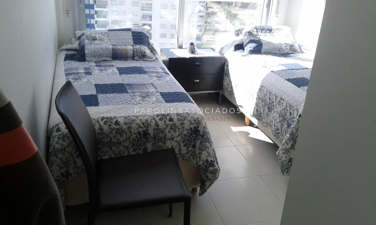 Apartamento en venta de 2 dormitorios en Season Tower, Punta del Este.