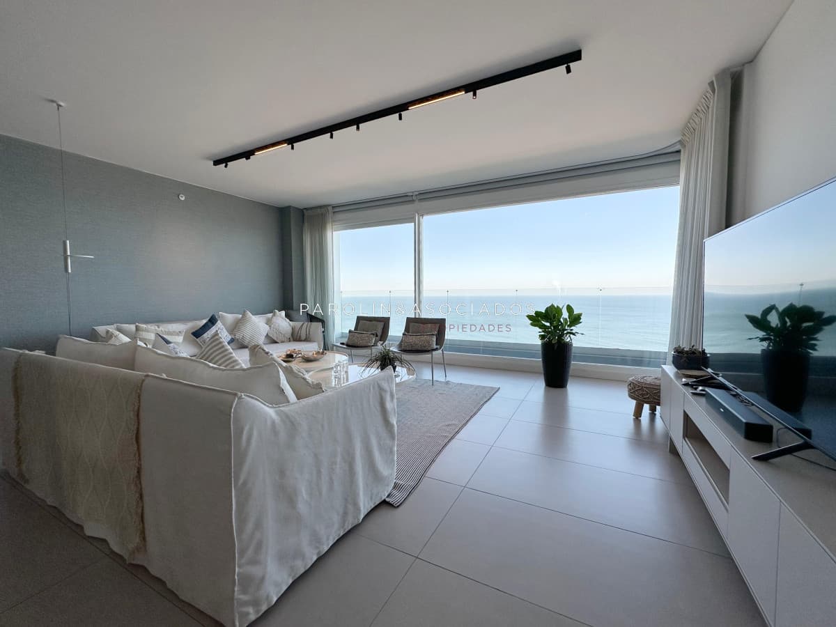 Apartamento en venta en edificio Le Parc lll, Punta del Este.
