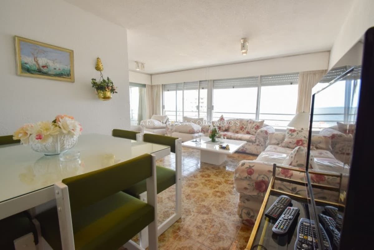 Apartamento de 2 dormitorios en venta en Punta del Este.