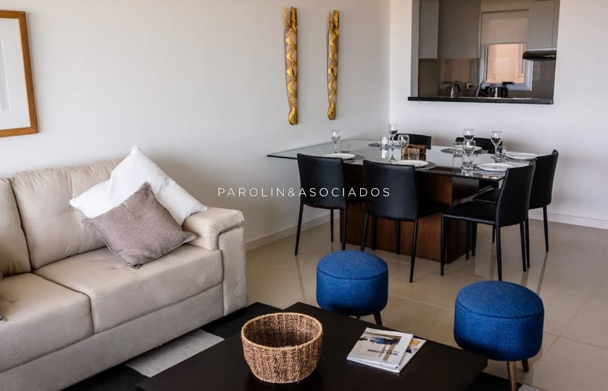 Apartamento en venta de 3 dormitorios con vista al mar en edificio Blue Marine, Punta del Este.