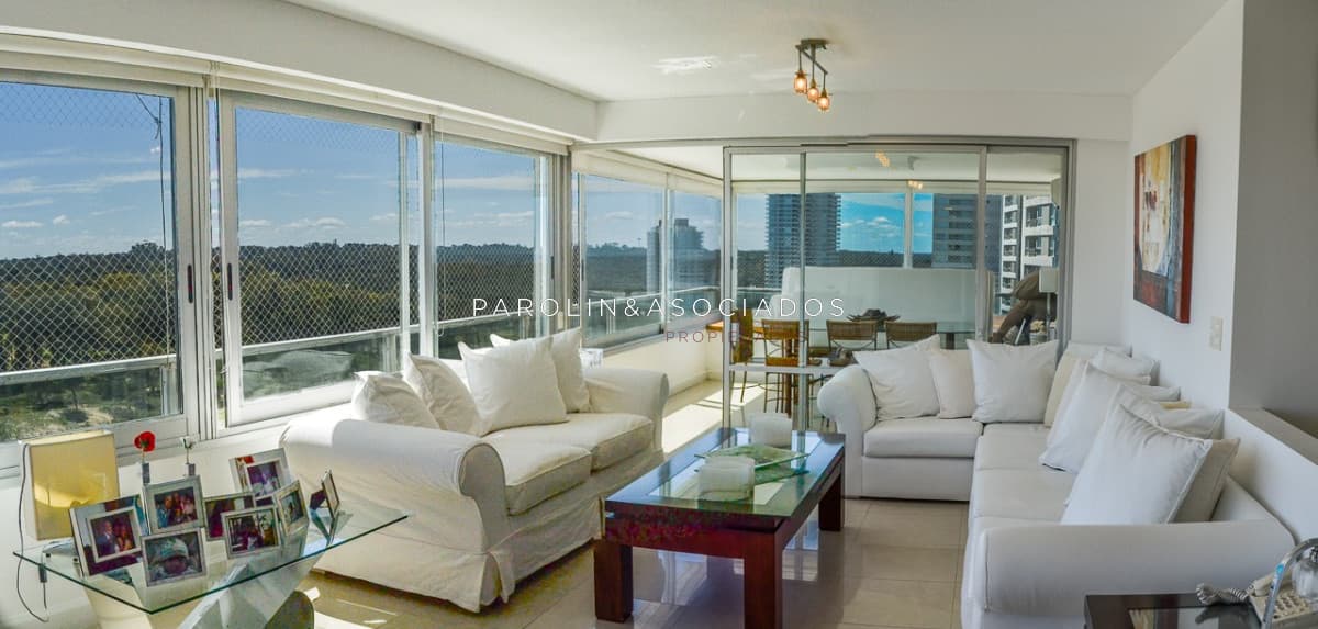Apartamento env enta de 3 dormitorios en Tiburón I, Punta del Este.