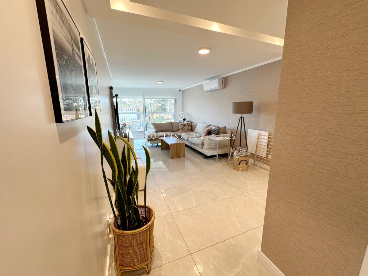 Apartamento en venta de 2 dormitorios en edificio Miami Boulevard, Punta del Este.
