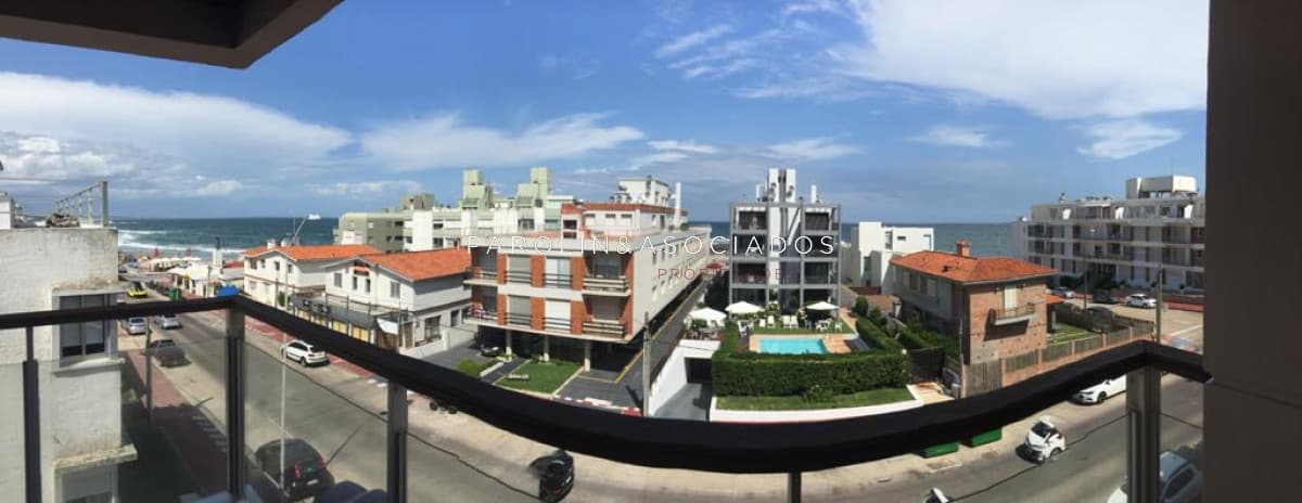 Apartamento en venta de 2 dormitorios frente al mar en Punta del Este.