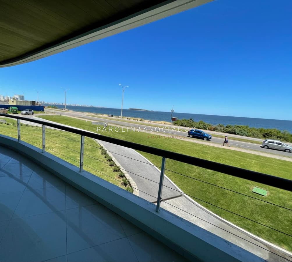 Apartamento en venta de 3 dormitorios en edificio Isabel, Punta del Este.