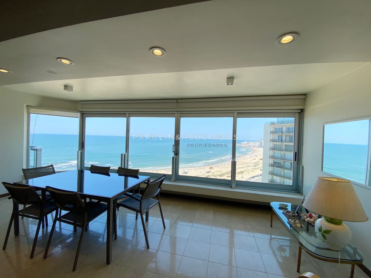 Apartamento en venta de 3 dormitorios en edificio Estrella de Mar, Punta del Este.