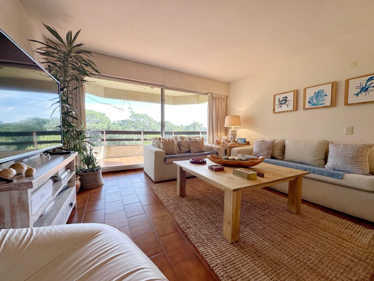 Apartamento de 3 dormitorios y dependencia de servicio en edificio Bora Bora, Punta del Este.