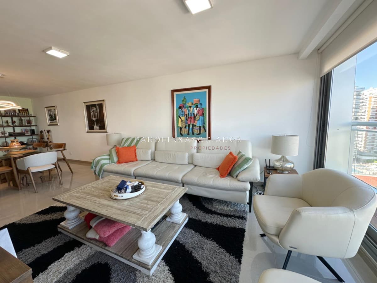 Departamento en Venta de 2 Dormitorios en edificio Onix, Punta del Este