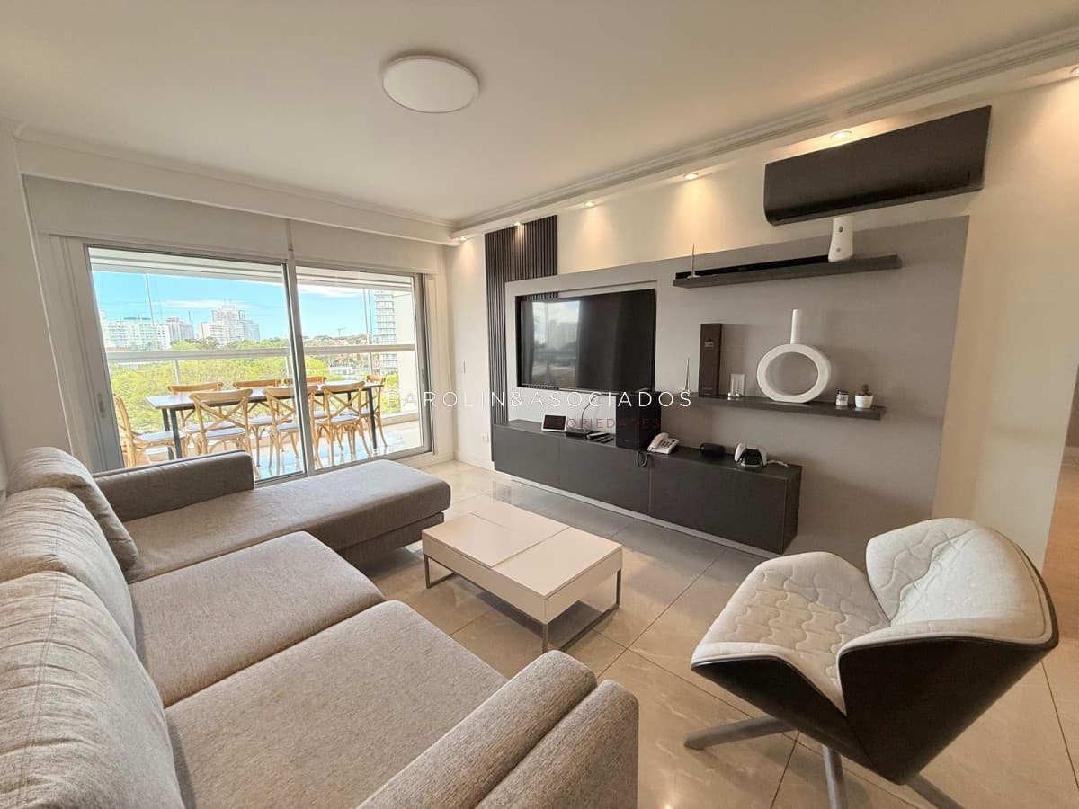 Apartamento de 2 dormitorios en venta en Miami Boulevard, Punta del Este.