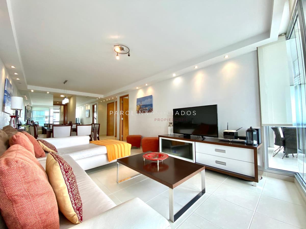 Apartamento en venta de 2 dormitorios en suite en Punta del Este.