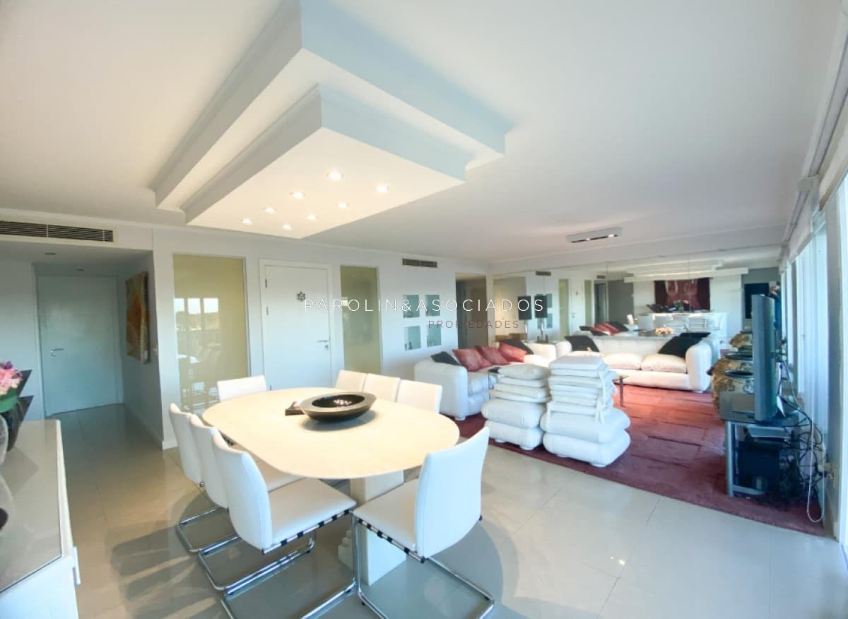 Apartamento en venta de 4 dormitorios mas dependencia de servicio en Aquarela, Playa Mansa