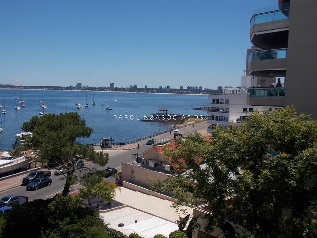 Apartamento en venta de 3 dormitorios en edificio Fontaine, Punta del Este.
