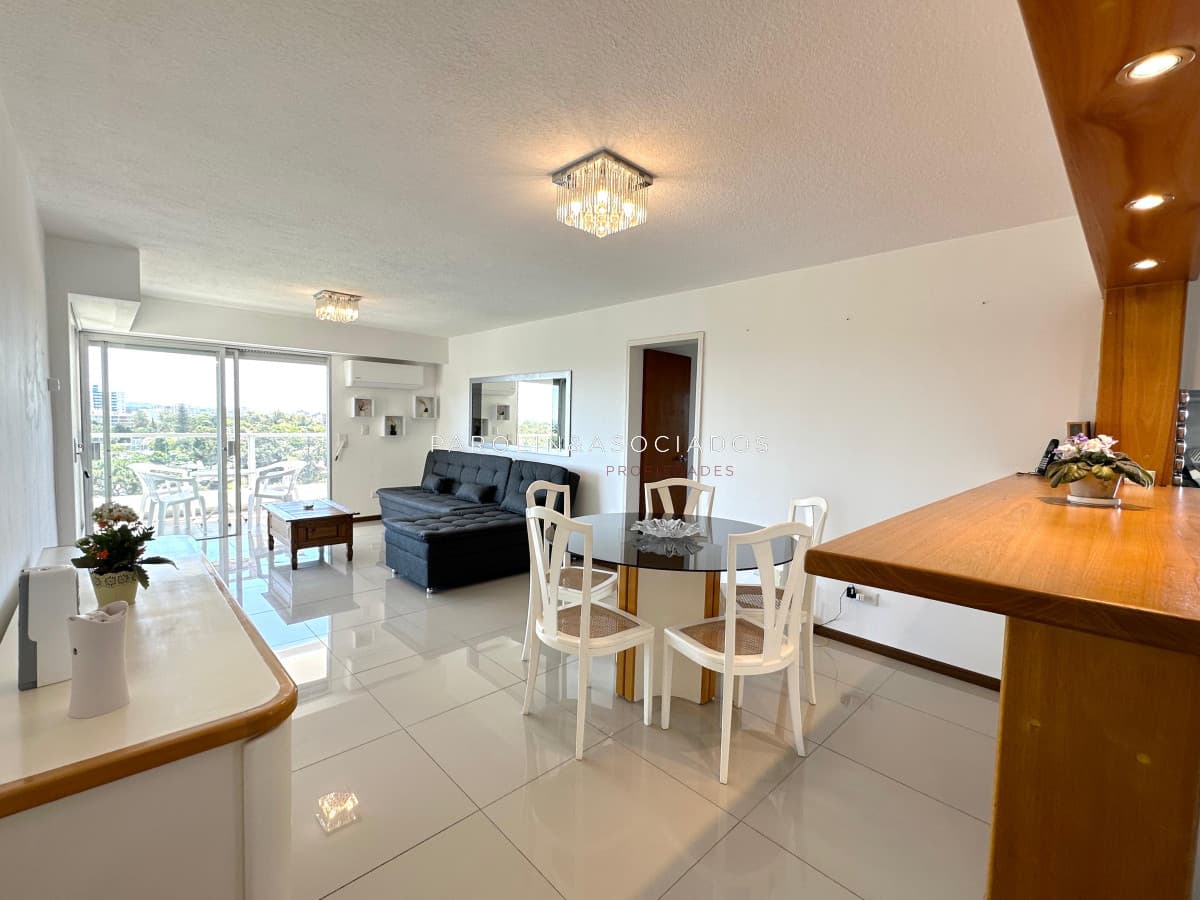 Apartamento en venta de 2 dormitorios en edificio Parquemar Bosque, Roosevelt Punta del Este.