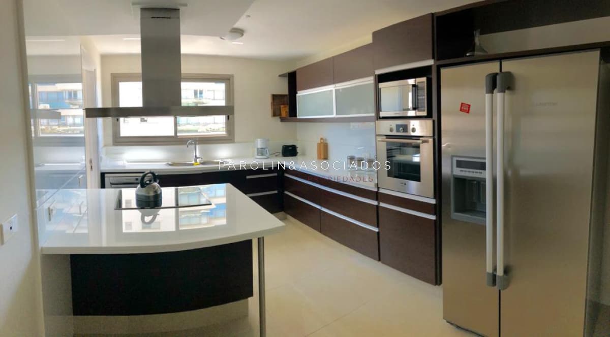 Apartamento en venta de 3 dormitorios en Torre Imperiale, Punta del Este.