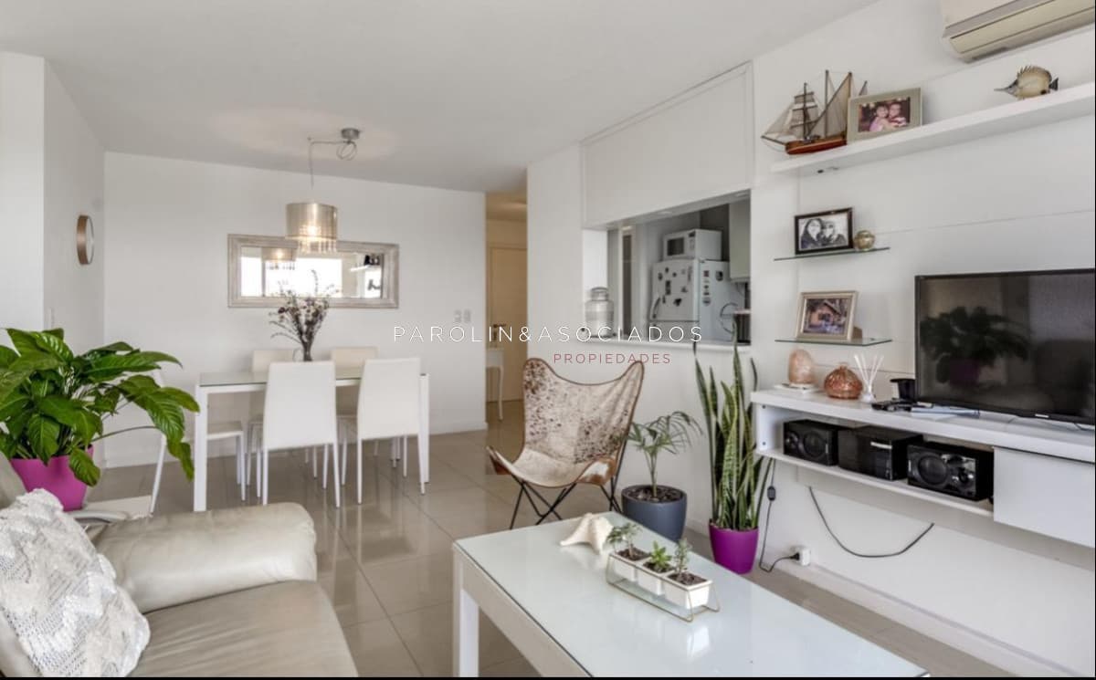 Apartamento en venta de 2 dormitorios en edificio Jardines de la Sierra, Punta del Este