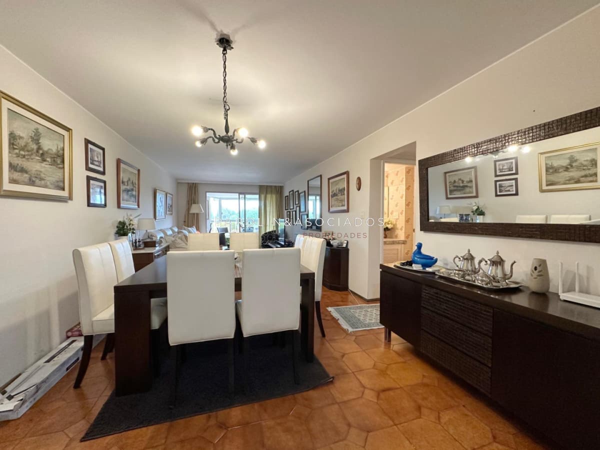 Departamento en Venta de 3 Dormitorios + dependencia en Playa Mansa, Punta del Este
