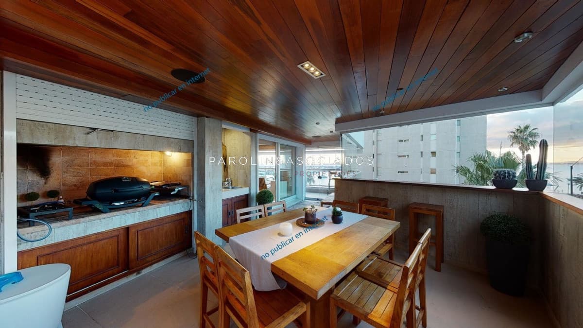 Apartamento en venta de 4 suites en edificio Puerto Punta, Punta del Este.