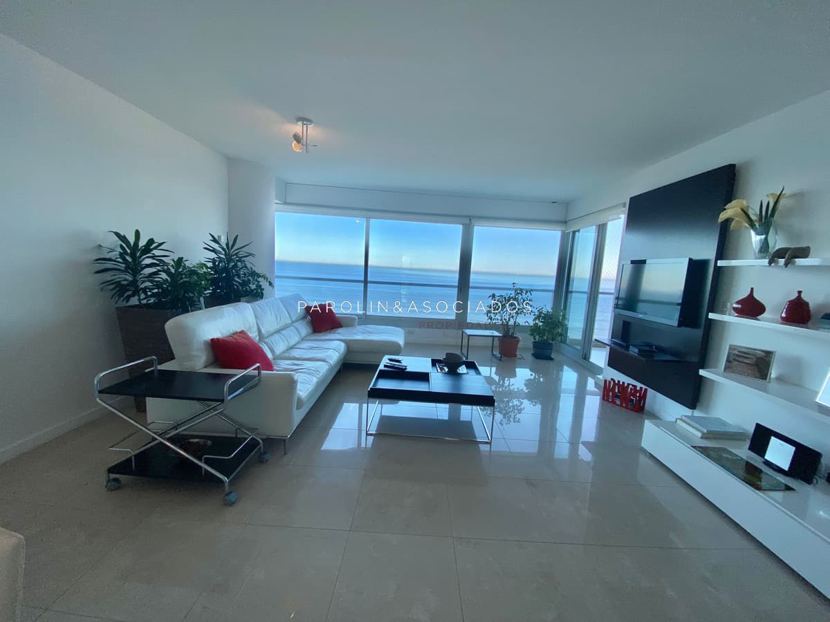 Apartamento en venta de 2 dormitorios + dependencia en Le Parc, Punta del Este.