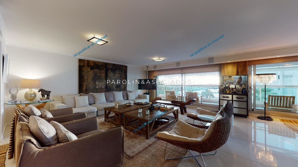 Apartamento en venta de 4 suites en edificio Puerto Punta, Punta del Este.