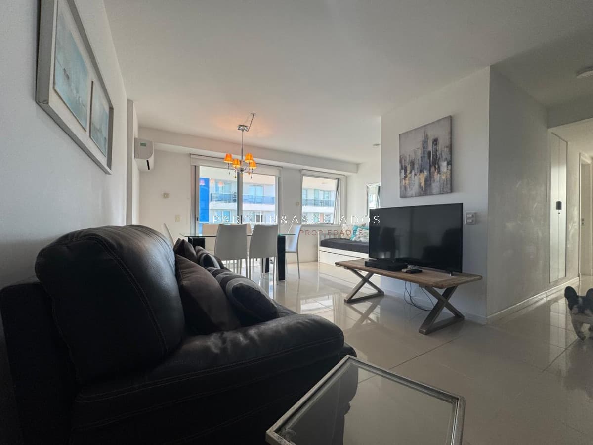 Hermoso apartamento de dos dormitorios a dos cuadras de la playa, Punta del Este.