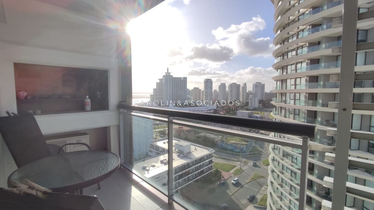 Apartamento en venta de 2 dormitorios en Torre Francia Punta Del Este.