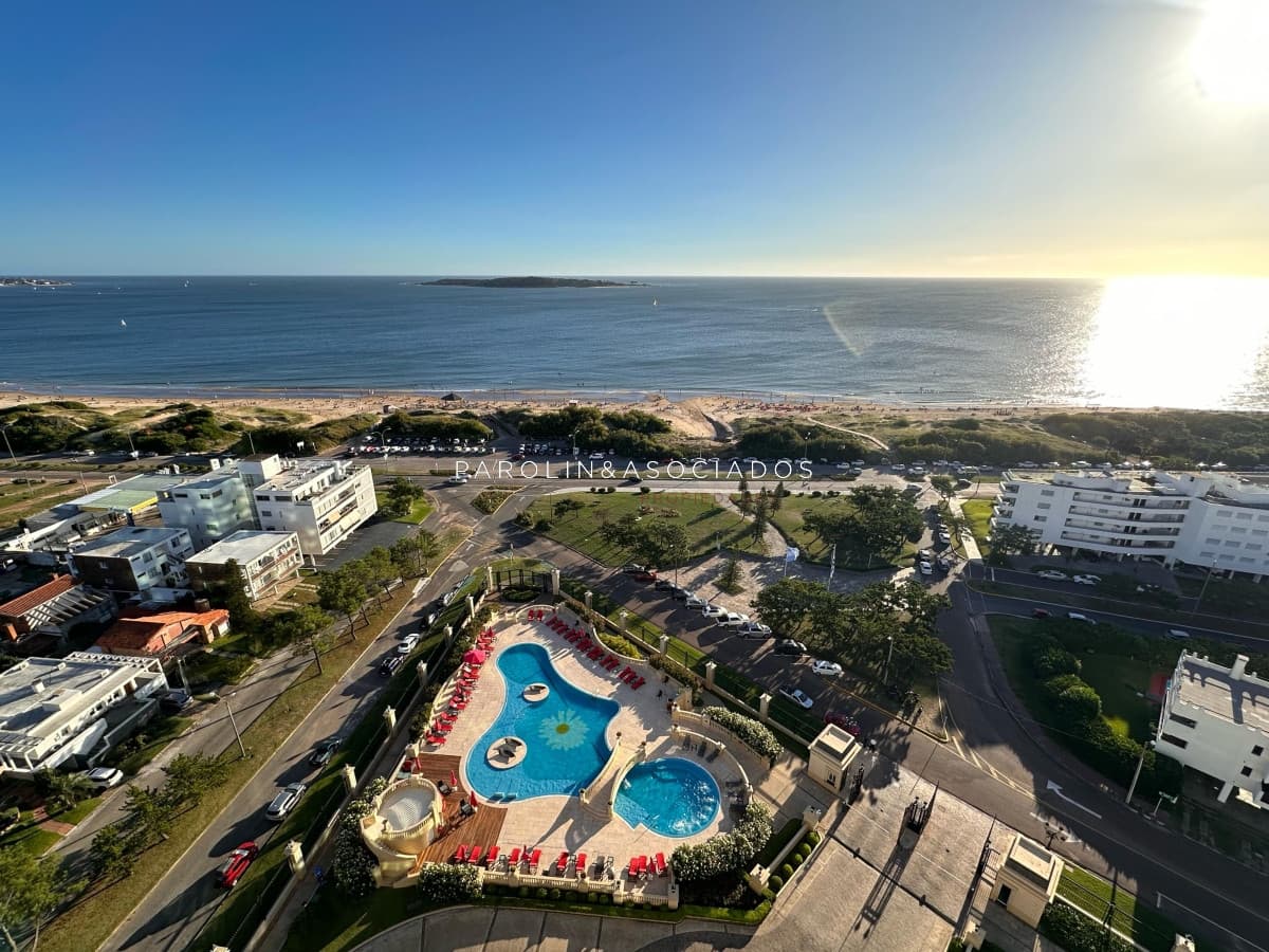 Apartamento de 4 suites en Edificio Le Jardin, Mansa Punta del Este.