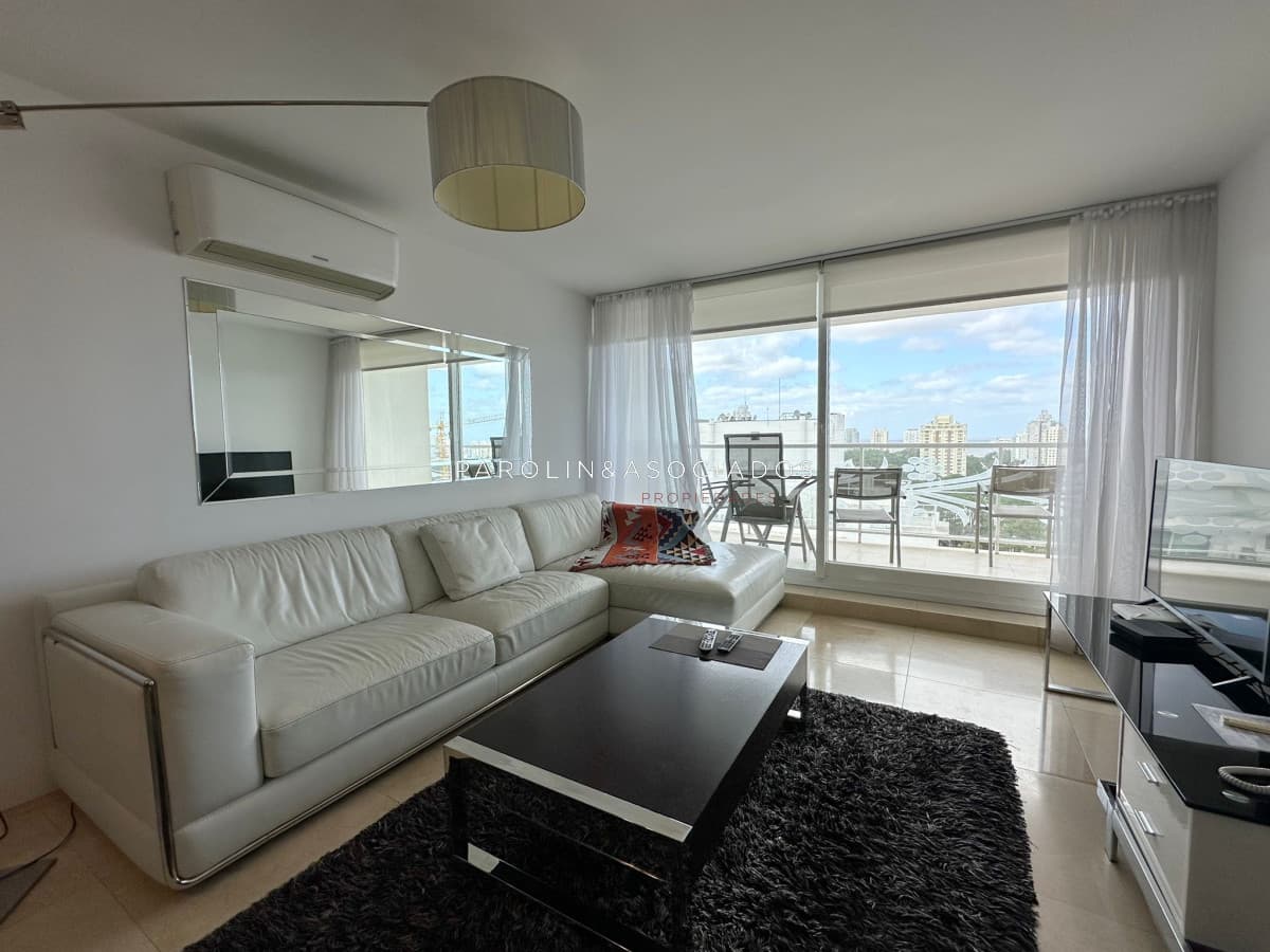 Apartamento de 1 dormitorio y medio en torre Yoo, Punta del Este.