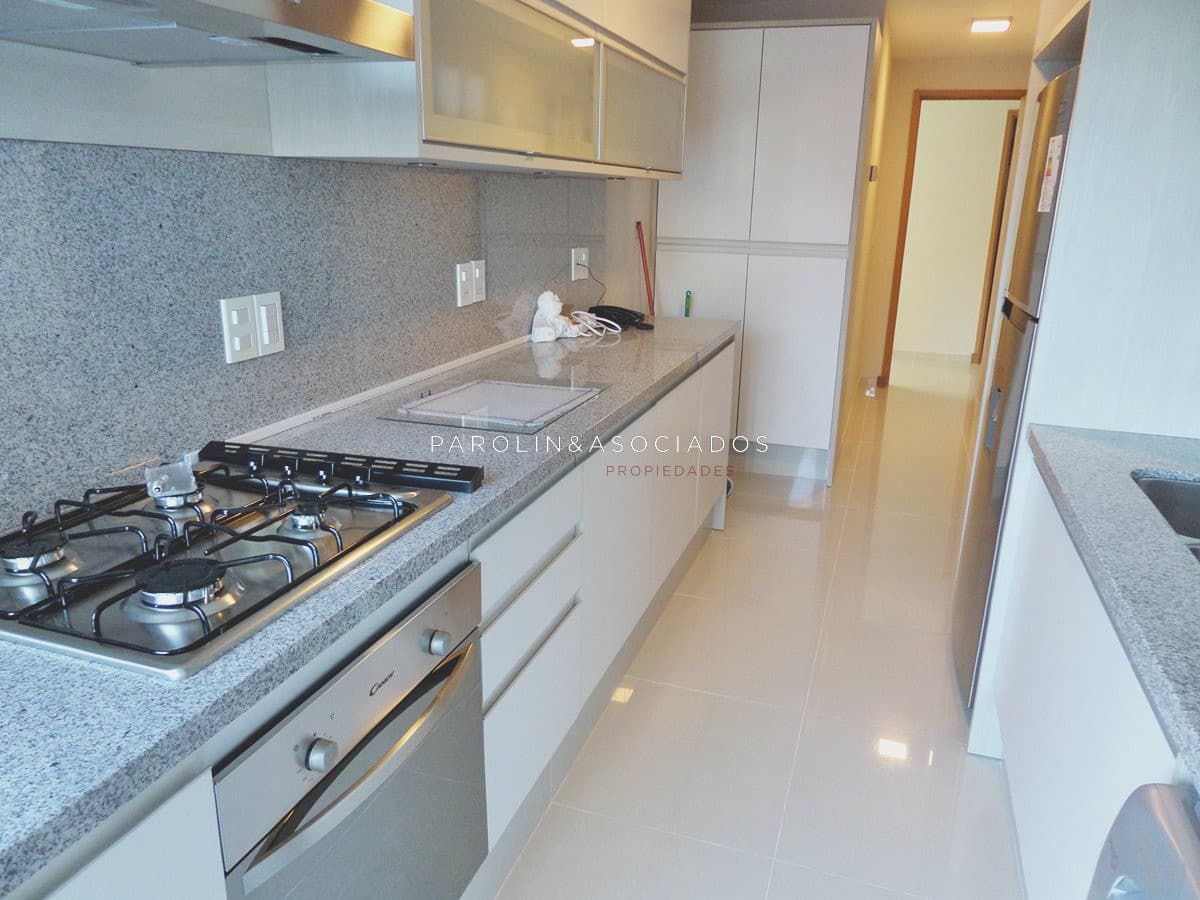 Apartamento de 2 dormitorios en venta en Sunrise Tower, Punta del Este.