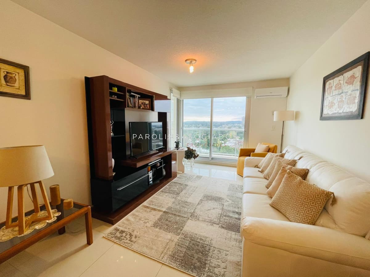 Apartamento en venta de 2 dormitorios en Summer Tower, Punta del Este.