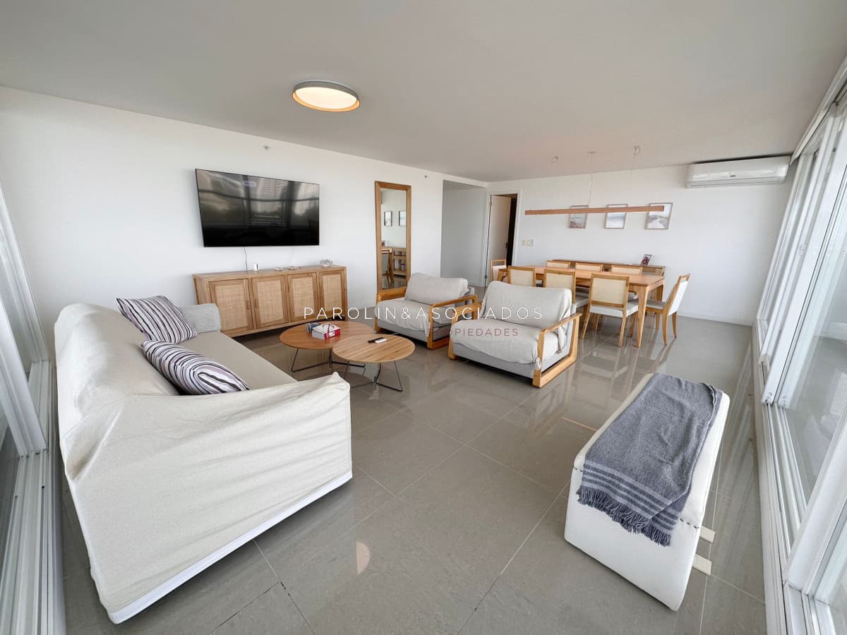 Apartamento de 3 dormitorios en suite en venta en Torre One, Punta del Este.