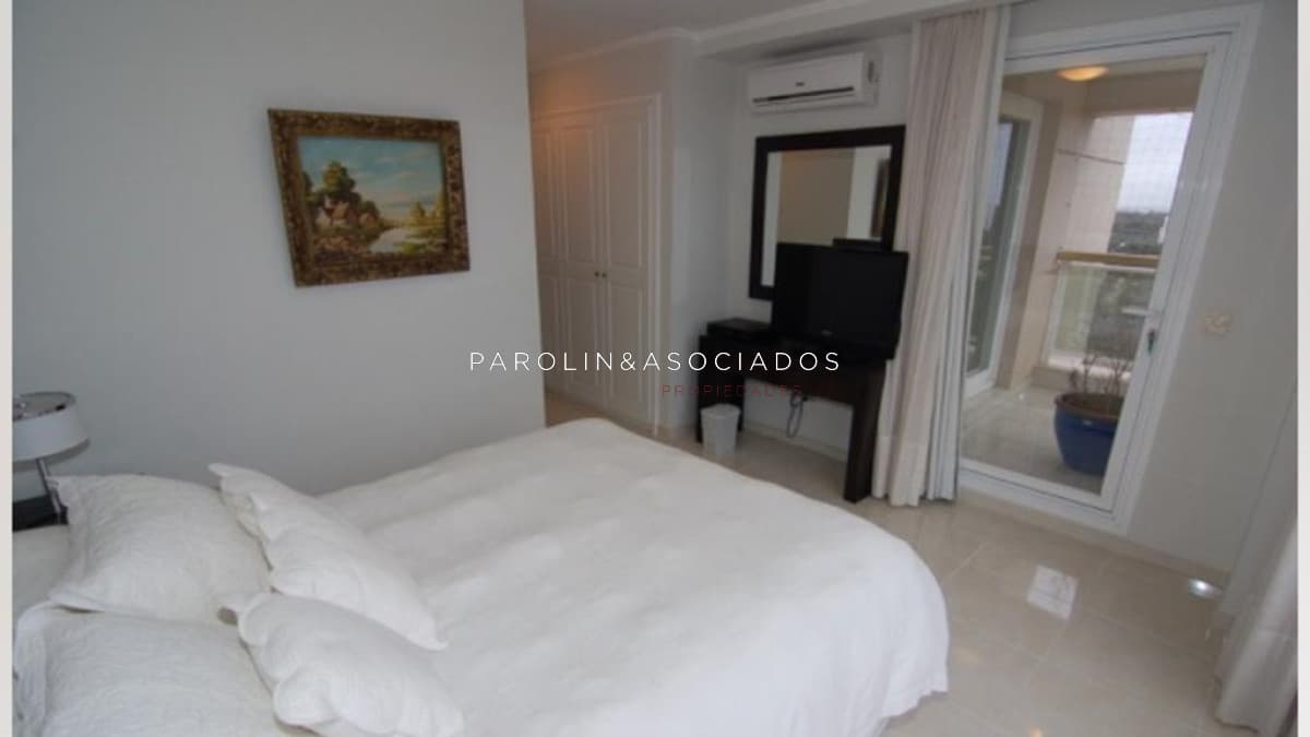 Apartamento en venta de 4 dormitorios en Punta del Este.