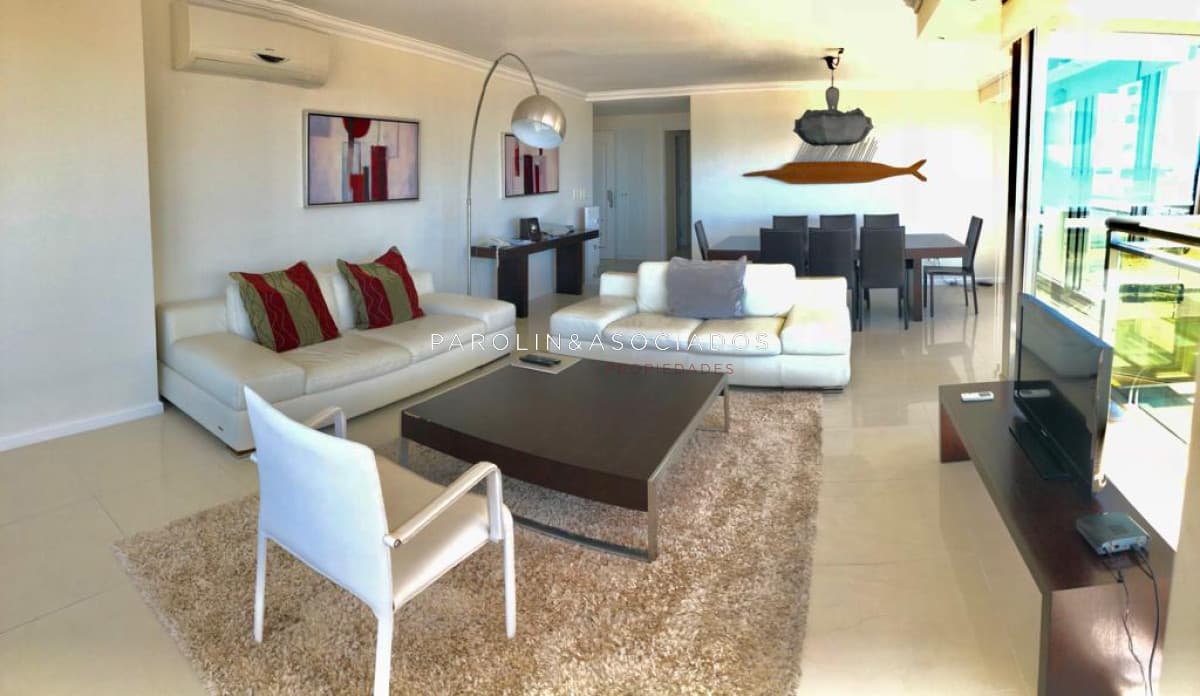 Apartamento en venta de 3 dormitorios en Torre Imperiale, Punta del Este.