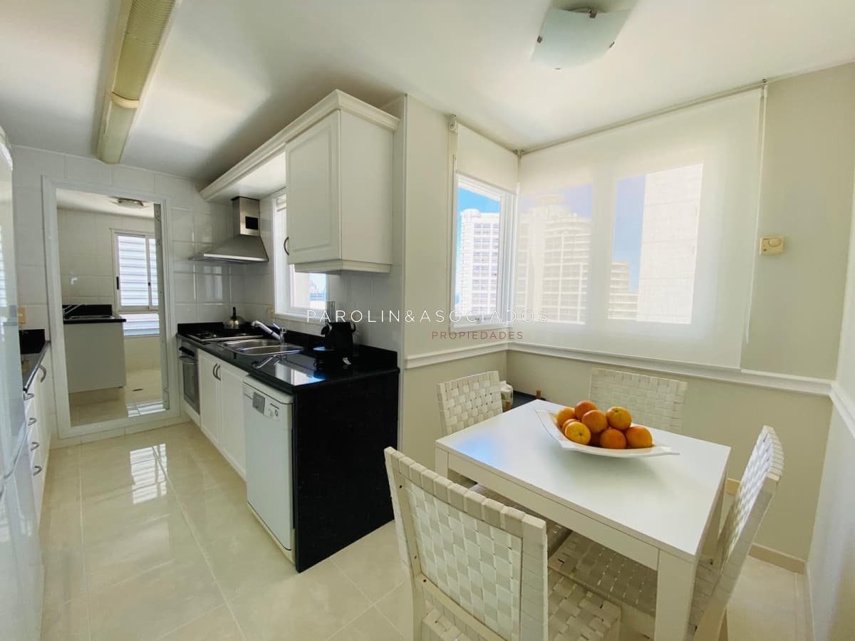 Apartamento en venta de 3 dormitorios en Millenium Tower, Punta del Este.