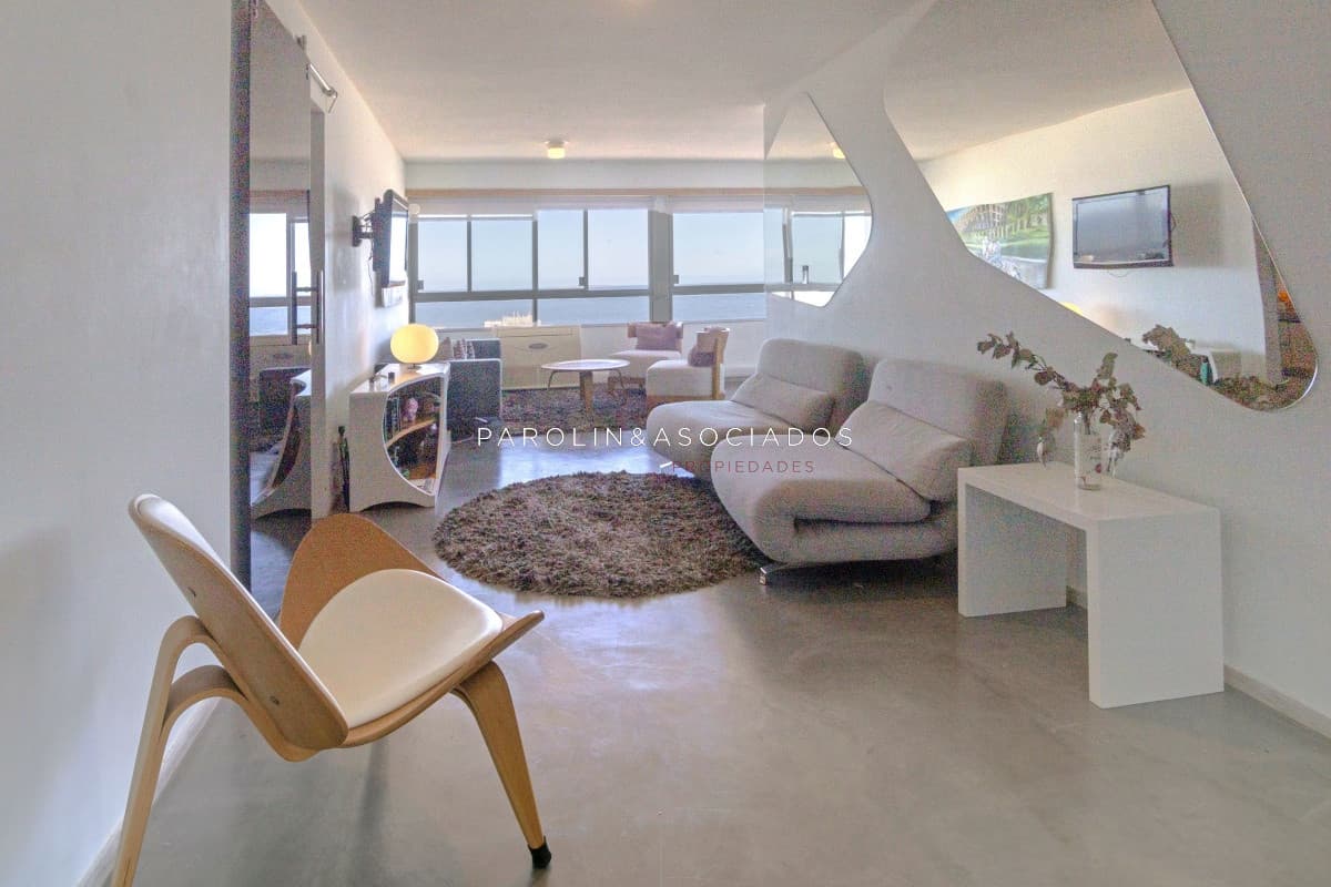 Apartamento en venta de 2 dormitorios en edificio Van Gogh, Punta del Este.