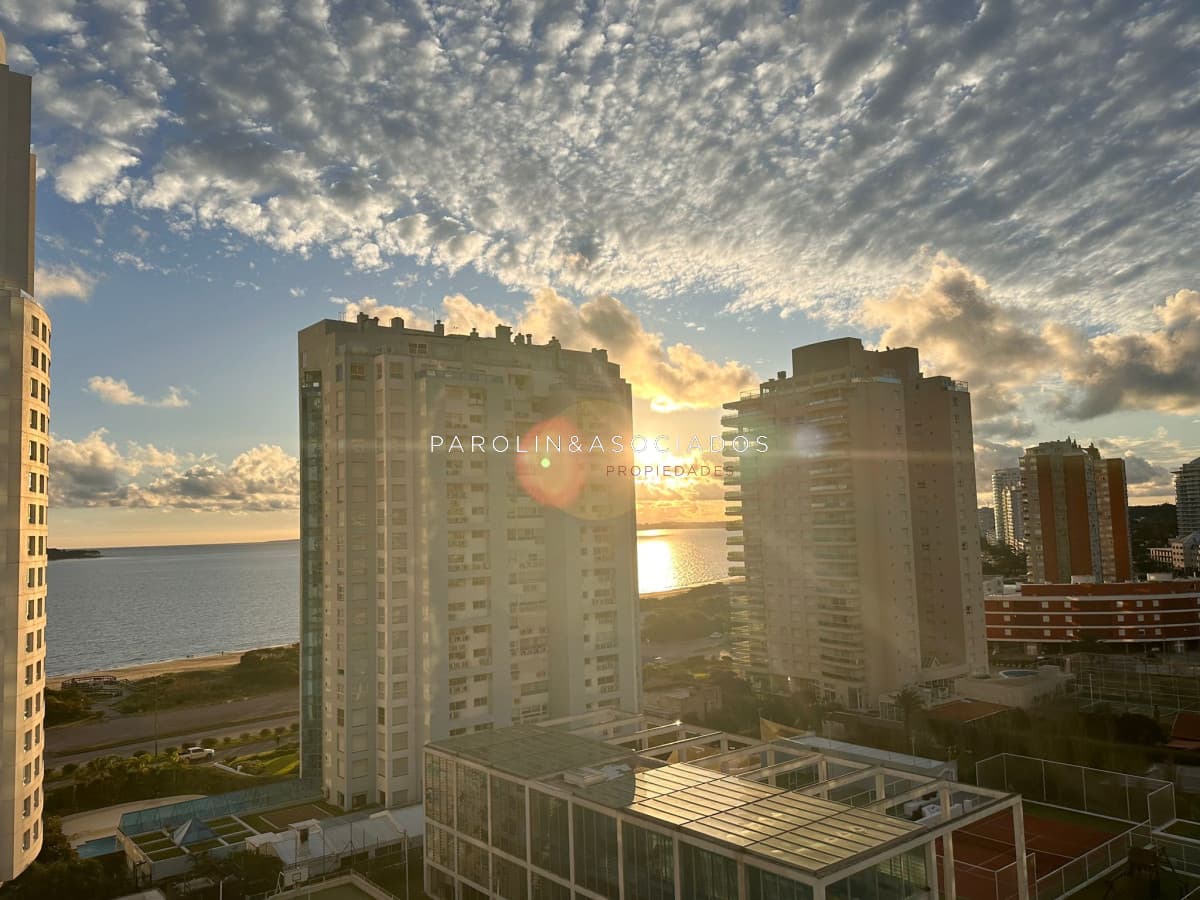 Apartamento en venta de 2 dormitorios en Torre Season, Punta del Este.