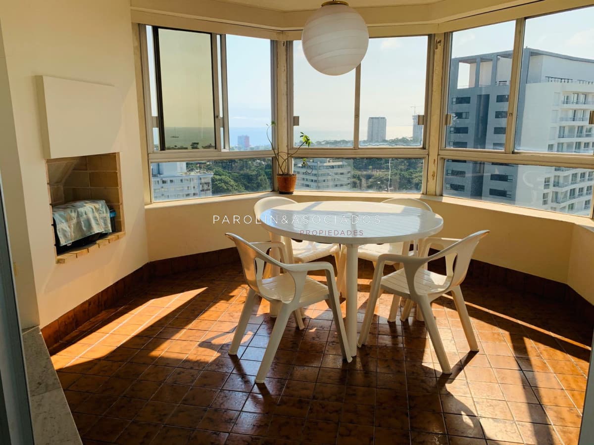 Apartamento en venta en piso alto Punta del Este.